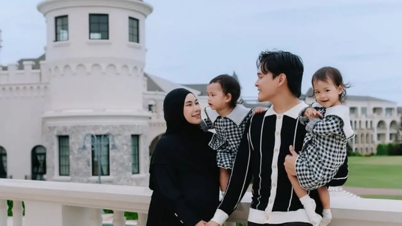 Model Baju Couple Keluarga dengan Hijab ala Anisa Rahma. (instagram/anisarahma_12)