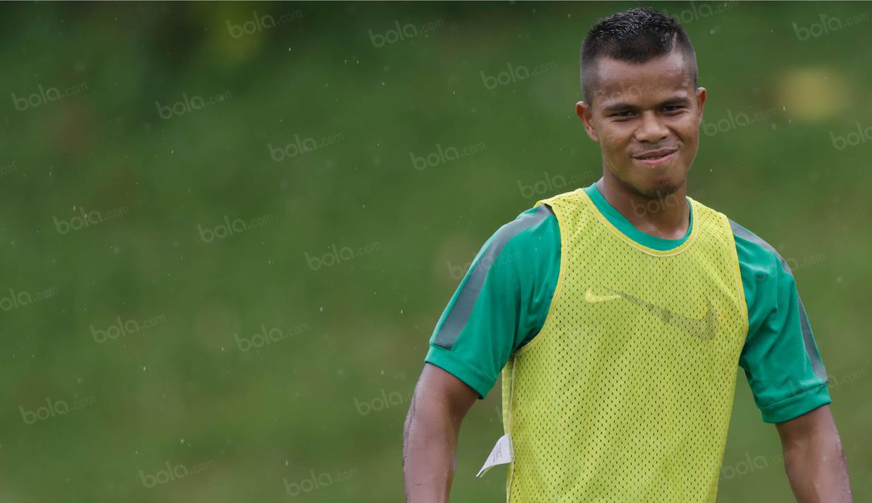 Bek Timnas Indonesia, Manahati Lestusen, latihan di Lapangan SPH Sentul, Jawa Barat, Kamis (1/12/2016). Yanto Basna dan Fachruddin absen pada semifinal melawan Vietnam karena akumulasi kartu. (Bola.com/Vitalis Yogi Trisna)