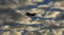 Sebuah pesawat British Airways saat akan mendarat di Bandara Heathrow, London, Inggris, (18/4). Menurut The UK Airprox Board setidaknya 23 kejadian yang melibatkan drone dan pesawat yang terjadi dalam kurun waktu 6 bulan. (REUTERS / Toby Melville)