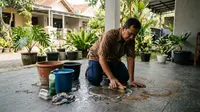 6 Cara Menghilangkan Noda Tanah Bekas Pot Tanaman di Teras agar Kembali Bersih