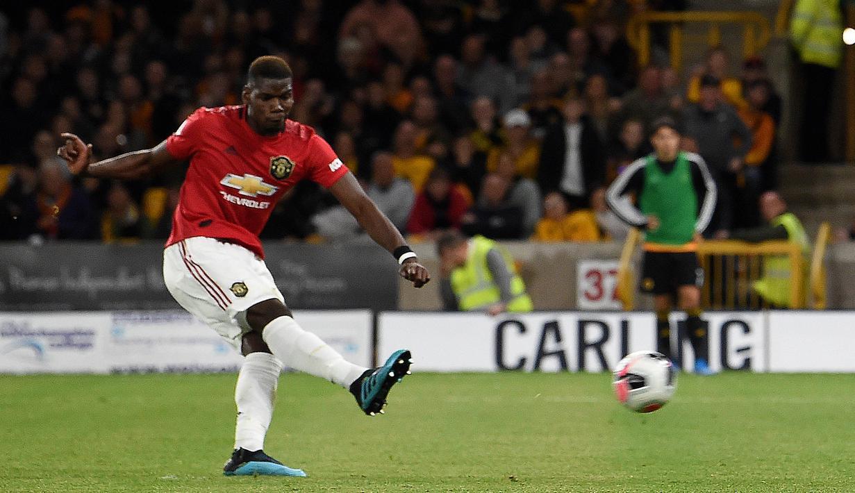 Gelandang Manchester United, Paul Pogba, gagal melakukan eksekusi penalti saat melawan Wolverhampton pada laga Premier League di Stadion Molineux, Wolverhampton, Senin (19/8). Kedua klub bermain imbang 1-1. (AFP/Paul Ellis)