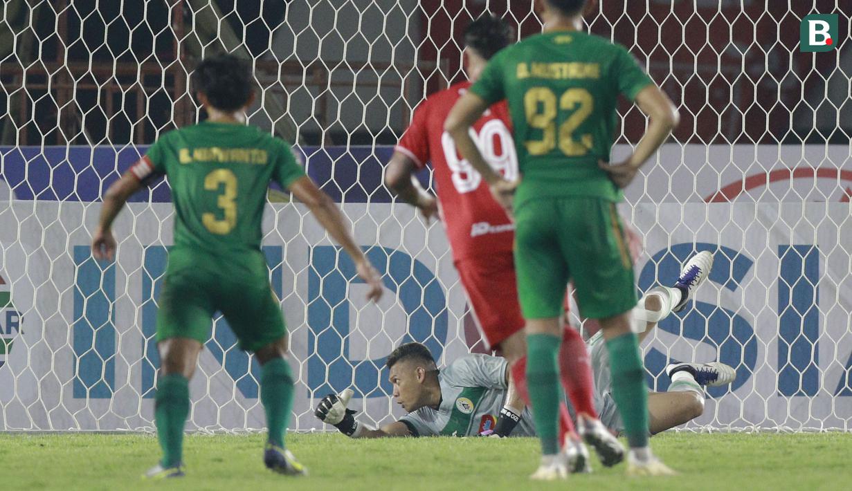 Kiper PSS Sleman, M. Ridwan, saat menggagalkan tendangan penalti pemain Persis Solo, Fabiano Da Rosa Beltrame, dalam lanjutan pertandingan babak penyisihan Grup A Piala Presiden 2022 di Stadion Manahan, Solo, Jawa Tengah, Sabtu (11/6/2022). (Bola.com/Arief Bagus)