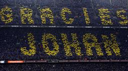 Penghormatan terhadap Johan Cruyff oleh suporter Barcelona pada laga La Liga Spanyol antara Barcelona melawan Real Madrid di Stadion Camp Nou, Barcelona, Minggu (3/4/2016) dini hari WIB. (AFP/Pau Barrena)