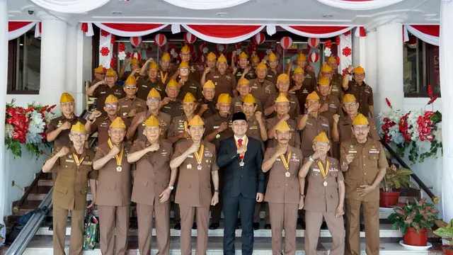 Wali Kota Surabaya Eri Cahyadi Dianugerahi Penghargaan Tertinggi dari Legiun Veteran RI