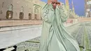Berada di Madinah, Yura tampil dengan terusan hijabnya warna hijau sage. Yang tampak begitu nyaman dikenakan saat shalat. [@yurayunita]