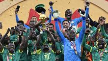 Penyerang Senegal bernomor punggung 10, Sadio Mane, mengangkat trofi saat merayakan kemenangan bersama rekan-rekan setimnya setelah memenangkan pertandingan final Piala Afrika (CAN) 2025 melawan Maroko di Stadion Pangeran Moulay Abdellah di Rabat, Senin (19-1-2026) dini hari WIB. (SEBASTIEN BOZON/AFP)