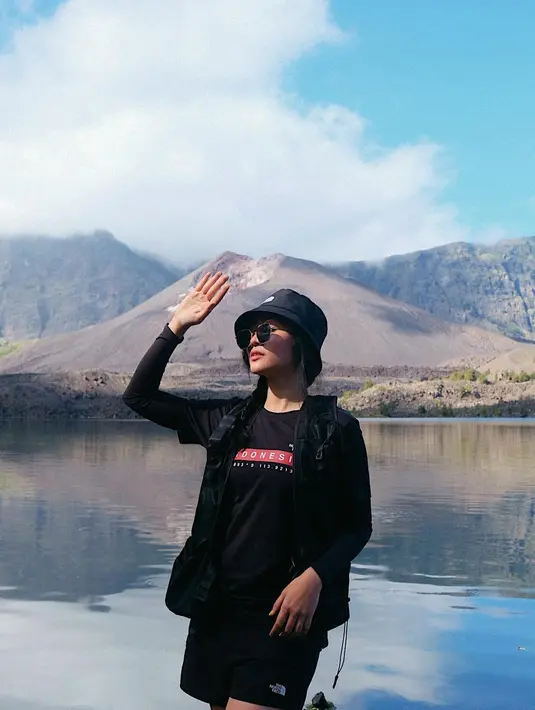 Dikenal sebagai aktris hingga model, penampilan Febby Rastanty saat mendaki tak kalah mencuri perhatian. Ia selalu mengenakan outfit kece dengan pakaian berwarna hitam yang jadi faforitnya saat mendaki. (Liputan6.com/IG/@febbyrastanty).