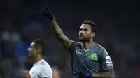 3. Selebrasi pemain Real Sociedad, Willian Jose pada laga lanjutan La Liga Spanyol yang berlangsung di Stadion Santiago Bernabeu, Madrid, Senin (7/1). Real Sociedad menang 2-0 atas Real Madrid. (AFP/Gabriel Bouys)