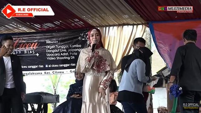 6 Potret Ega D'Academy Tampil di Hajatan, Bikin Heboh Satu Kampung