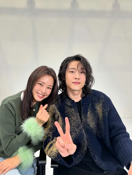 "The flower stand suits me better than me~ Be happy to smile and live! Fly high now our Jongwon," tulis Honey Lee