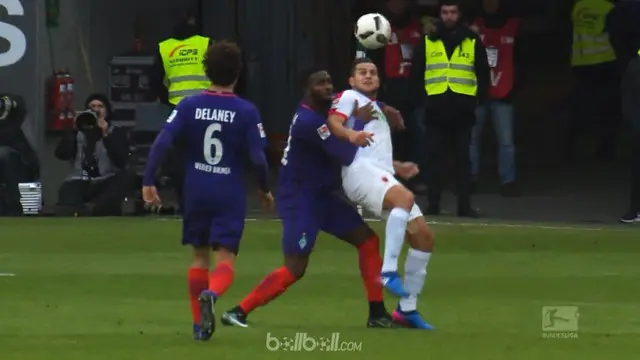 Berita video striker Augsburg, Raul Bobadilla, melakukan assist dengan scorpion kick dan mencetak gol. This video presented by BallBall.