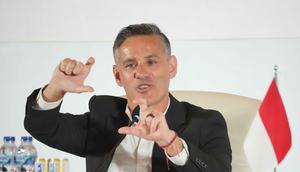 John Herdman menggantikan posisi Patrick Kluivert yang hengkang bersama jajarannya pada Oktober 2025, selepas gagal membawa skuad Garuda lolos Piala Dunia 2026. Tampak dalam foto, pelatih kepala tim nasional sepak bola Indonesia yang baru, John Herdman memberi isyarat saat berbicara dalam konferensi pers di Jakarta, Selasa 13 Januari 2026. (AP Photo/Achmad Ibrahim)