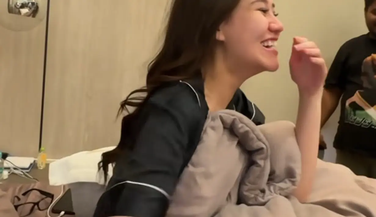 Kejutan pun diberikan langsung di kamar tidur Aaliyah, ia pun tampak masih berada di kasurnya. Dengan wajah bahagia, ia pun tampak mengenakan piyama lengan pendek warna hitam. [@thariqhalilintar]