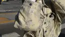 Dalam beberapa potret, Yasmin tampil memukau dengan permainan layering yang apik, memadukan jaket bermotif yang menjadi statement piece dalam setiap look-nya. [@yasminnapper].