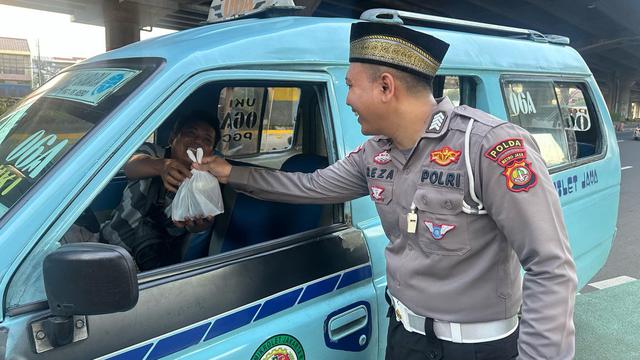 Direktorat Lalu Lintas (Ditlantas) Polda Metro Jaya membagikan takjil untuk berbuka puasa kepada masyarakat.