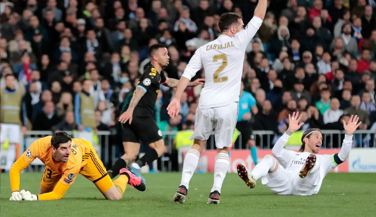 Pemain Real Madrid Dani Carvajal (kedua kanan) dan pemain Sergio Ramos (kanan) melakukan protes setelah pemain Manchester City Gabriel Jesus mencetak gol pada leg pertama babak 16 Liga Champions di Stadion Santiago Bernabeu, Madrid, Spanyol, Rabu (26/2/2020). (AP Photo/Bernat Armangue)