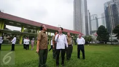 Direktur Utama PPKGB Winarto (kanan) bersama dengan Sekjen Kementrian LHK Bambang Hendroyono saat meninjau lahan eks Senayan Golf Driving Range di Jakarta, Senin (22/2). (Liputan6.com/Angga Yuniar)