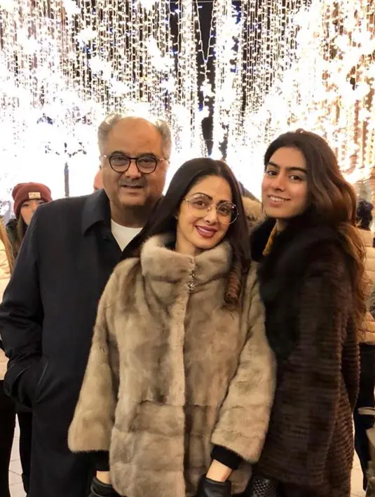 Kala itu, Sridevi sedang menghadiri pernikahan salah satu keluarganya di Dubai. Sridevi meninggalkan suaminya Boney Kapoor dan dua putrinya. (Foto: instagram.com/sridevi.kapoor)