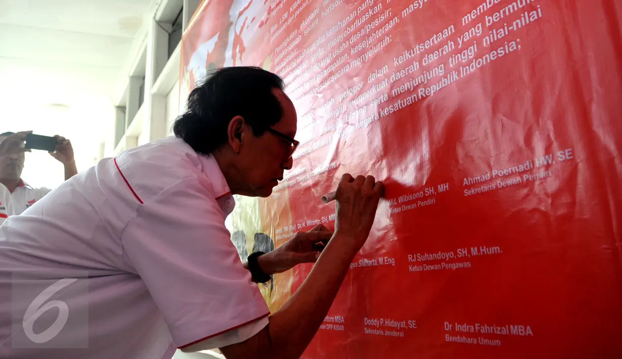  Wakil Ketua Dewan Pembina Kibar Setiawan Djodi saat menandatangani selembar baliho pada peresmian KIBAR di kawasan, Menteng Jakarta Pusat, (17/01/16). Acara ini didatangi oleh para petinggi kibar dan para simpatisannya. (Liputan6.com/Faisal R Syam)