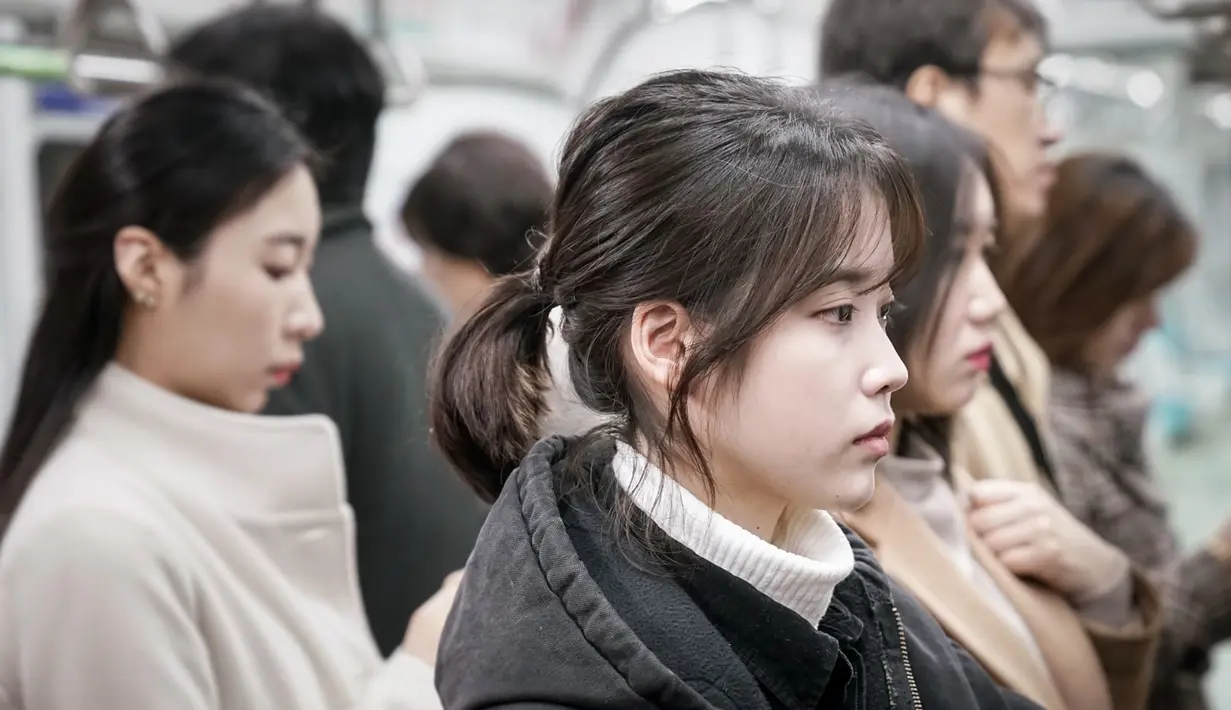 IU akan hadir dalam drama Korea terbarunya yang berjudul My Ahjussi. (Soompi)