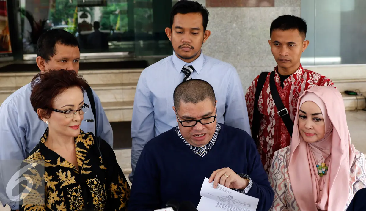 Minati Atmanegara (kiri) memberikan keterangan bersama kuasa hukumnya di Bareskrim Mabes Polri, Jakarta, Senin (12/10/2015). Minati hadir didampingi adiknya Cintami Atmanegara dan instruktur senam Aishah Grey sebagai saksi. (Liputan6.com/Yoppy Renato)