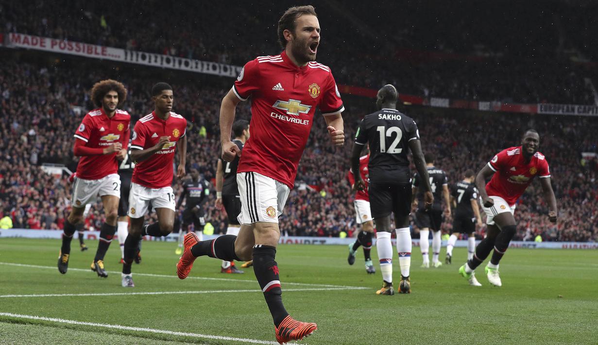 Gelandang Manchester United, Juan Mata, merayakan gol yang dicetaknya ke gawang Crystal Palace pada laga Premier League di Stadion Old Trafford, Manchester, Sabtu (30/9/2017). MU menang 4-0 atas Palace. (AP/Martin Rickett)