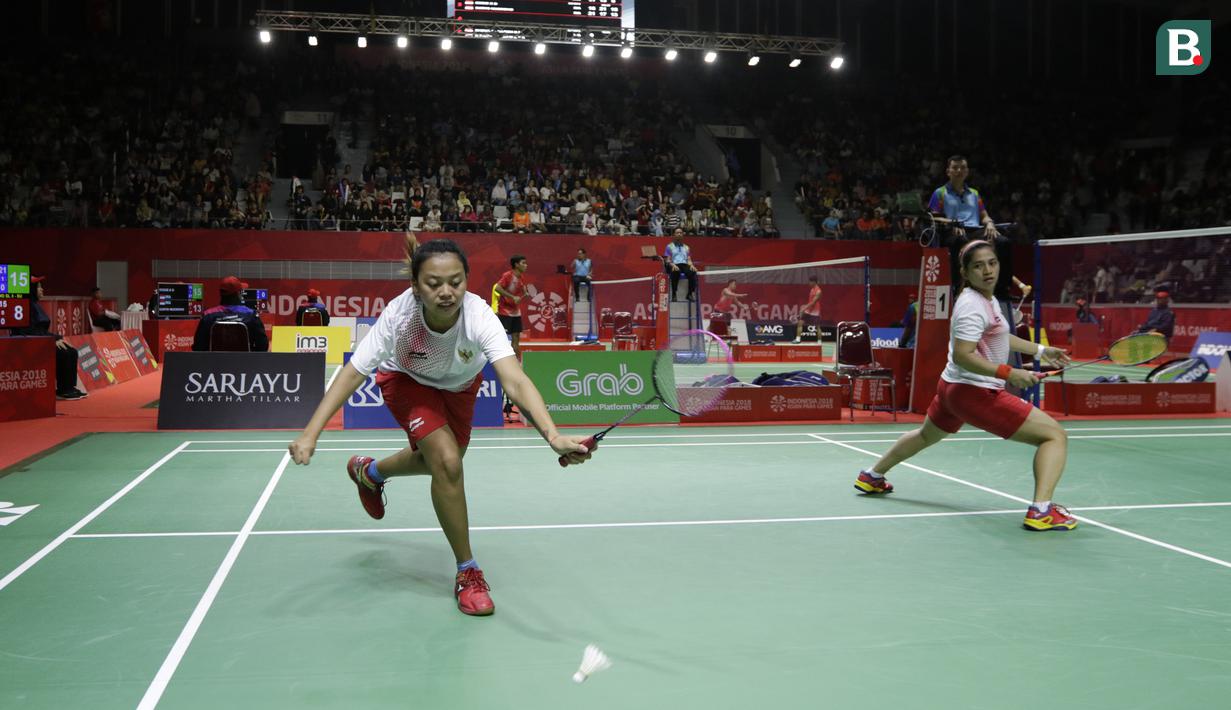 Pasangan Indonesia, Leani Ratri Oktila/Khalimatus Sadiyah saat melawan wakil Cina, Cheng Hefang/Ma Huihui, pada final bulu tangkis Asian Para Games di Istora, Jakarta, Jumat (12/10/2018). Indonesia menang 21-15, 21-12. (Bola.com/M Iqbal Ichsan)