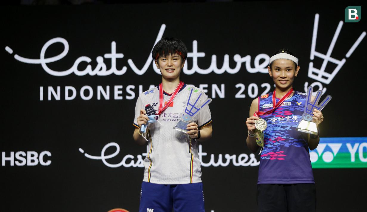 Pebulu tangkis tunggal putri Taiwan, Tai Tzu Ying foto bersama dengan wakil China, Wang Zhi Yi usai final Indonesia Open 2022 di Istora Senayan, Jakarta, Minggu (19/06/2022). (Bola.com/Bagaskara Lazuardi)