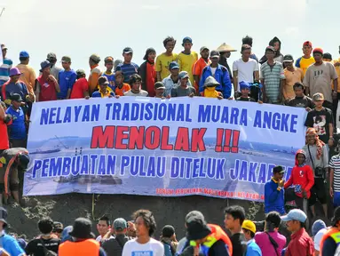 Nelayan Muara Angke secara simbolis menyegel salah satu pulau hasil reklamasi Teluk Jakarta, Minggu (17/4/2016). Penyegelan Pulau G sebagai bentuk penolakan kebijakan reklamasi Pemerintah Provinsi DKI Jakarta. (Liputan6.com/Yoppy Renato)