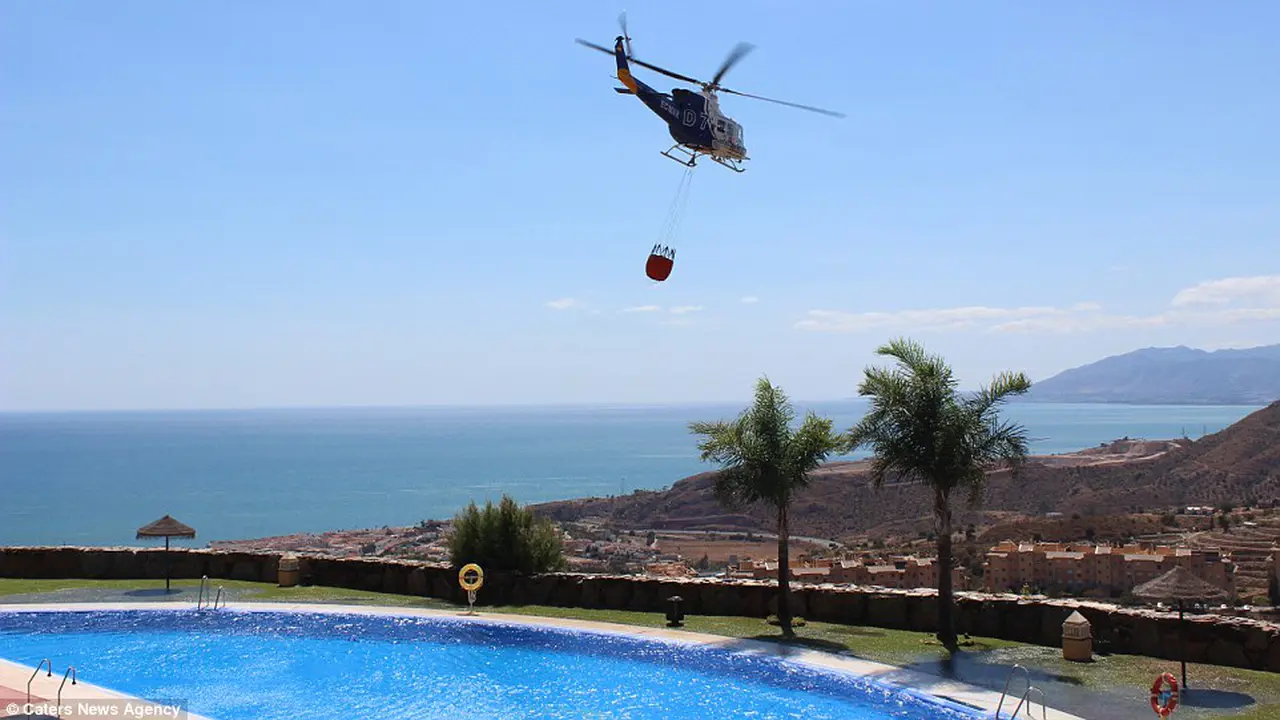 Helikopter 'Mencuri' Air Untuk Memadamkan Kebakaran