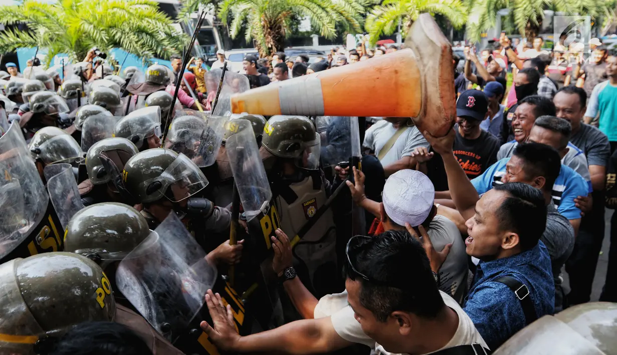 Polisi menghalau perusuh saat simulasi pengamanan Pemilu 2019 di depan Gedung KPU, Jakarta, Jumat (15/3). Simulasi dilakukan dalam rangka persiapan mengamankan penghitungan suara ulang Pemilu 2019. (Liputan6.com/JohanTallo)
