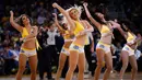 Warrior Girls atau Golden State Warriors Cheerleaders saat tampil pada laga NBA di Oracle Arena, Oakland, California, AS. (AFP/Ezra Shaw/Getty Image)
