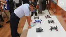 Prajurit TNI menyaksikan beragam macam drone yang diproduksi PT Farmindo Inovasi Teknologi, Sentul, Bogor, Jawa Barat, (19/4). Selain membuat drone untuk TNI dan Basarnas, perusahaan ini juga mendidik para calon pilot drone. (Merdeka.com/Arie Basuki)