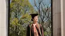 Bintang Dilan 1990 ini lulus dari Western Michigan University dengan predikat summa cum laude atau nilai sempurna. [Foto: IG/yorikooangln_].