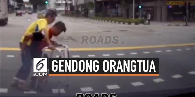 VIDEO: Gendong Pria Tua Seberangi Jalan, Kurir Tuai Pujian
