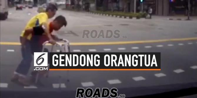 VIDEO: Gendong Pria Tua Seberangi Jalan, Kurir Tuai Pujian