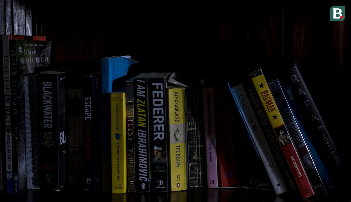 Sejumlah buku koleksi dari petenis Indonesia, Christopher Rungkat, yang terdapat di rumahnya di kawasan Bintaro, Jakarta, Kamis (19/7/2018). Dirinya merupakan salah satu petenis yang akan turun pada Asian Games XVIII. (Bola.com/Vitalis Yogi Trisna)