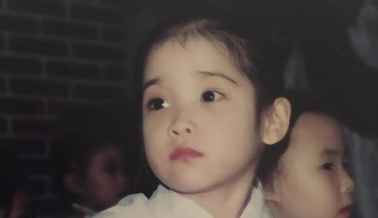 IU merupakan penyanyi sekaligus artis Korea Selatan yang awali karier tahun 2008 saat usianya 15 tahun. Selain punya suara merdu, IU juga punya akting yang mumpuni dan didapuk jadi peran utama di beberapa drakor yang dibintanginya. Drama Dream High tahun 2011 merupakan debut drakor pertama kekasih Lee Jong Suk ini. (Liputan6.com/IG/@dlwlrma)