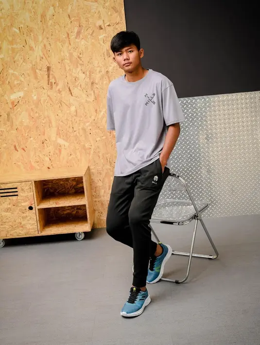 Sosok Arkhan Kaka di luar lapangan sangat stylish. Ia bergaya kece bak remaja kekinian. Pemain bernomor punggung 8 ini fotonya banjir pujian karena ia terlihat keren dengan tampil seperti ini. (Liputan6.com/IG/arkhan8kaka)