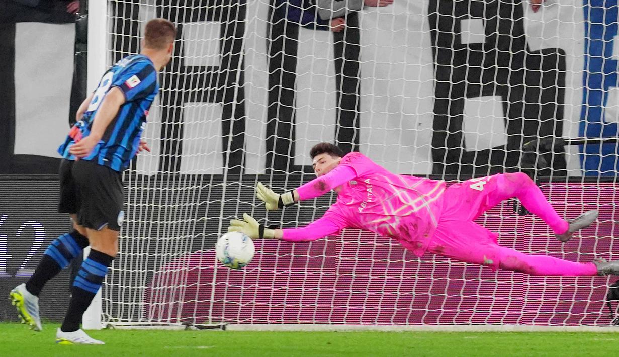 Kedua tim bermain imbang 1-1 hingga waktu normal usai. Setelah tak ada gol di babak extra time, pemenang harus ditentukan lewat drama adu penalti. (Spada/LaPresse via AP)