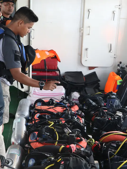 Tim Basarnas menyiapkan operasi penyelaman untuk mencari korban pesawat Lion Air JT- 610 di perairan Karawang, Jawa Barat, Rabu (31/10). Hingga hari ketiga, pencari korban jatuhnya Lion Air JT-610 terus dilakukan. (Liputan6.com/Helmi Fithriansyah)
