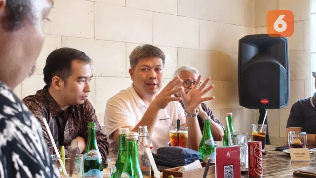 Yudhy Tan, COO PT Indomobil Energi Baru, menjawab pertanyaan awak media terkait strategi Maxus di GIIAS 2025, dalam sesi tanya jawab usai pemaparan di acara Media Luncheon pada Jumat (11/7/2025). (Liputan6/Muhamad Ridwan).