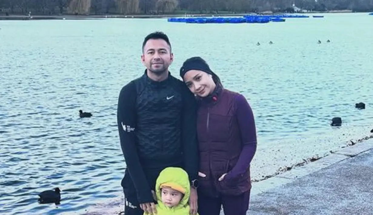 Rayyanza juga tampil dengan jaket padding warna hijau neon, dipadukan celana putih dan sepatu hitamnya.  [@raffinagita1717]