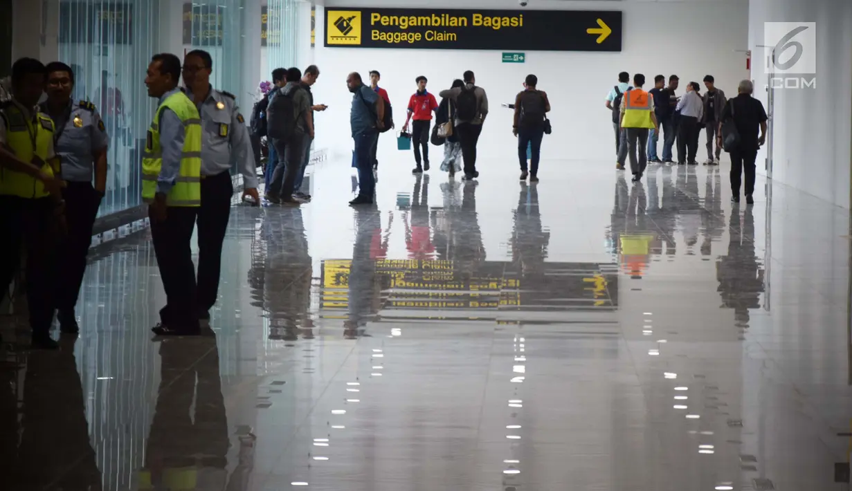 Aktivitas penumpang dan petugas di terminal baru Bandara Internasional Ahmad Yani Semarang, Rabu (6/6). Terminal Baru Bandara Ahmad Yani dibangun oleh PT Angkasa Pura I (Persero) dengan nilai investasi sebesar Rp2,2 triliun. (Liputan6.com/Gholib)