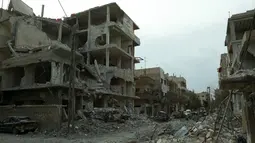 Kondisi Kota Douma di timur Ghouta yang bangunannya mengalami kerusakan, Minggu (25/2).  Rezim pemerintah Suriah masih terus menghujani kawasan Ghouta Timur sehingga jumlah korban tewas terus bertambah. (HAMZA AL-AJWEH/AFP)