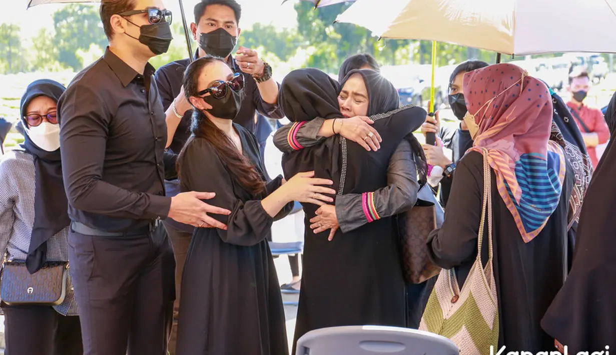 Suasana duka dan isak tangis keluarga mengiringi prosesi pemakaman. Meski berusaha tegar, tampak Asmirandah beberapa kali harus menguatkan sang mama. [Foto: KapanLagi.com/Muhammad Akrom Sukarya]