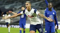 Pemain Tottenham Hotspur, Erik Lamela, melakukan selebrasi usai mencetak gol ke gawang Chelsea pada laga Piala Liga Inggris di London, Rabu (30/9/2020). Tottenham menang adu penalti dengan skor 5-4 (1-1). (Matt Dunham/Pool via AP)