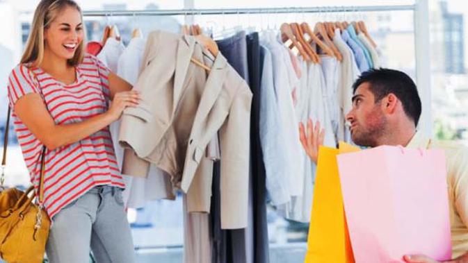 Pasti semua cowok juga pada tau kalau yang menemani cewek saat berbelanja itu sangat membosankan.