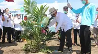 CEO PTPN V Jatmiko K Santosa menanam bibit sawit untuk peremajaan kebun petani plasma di Kabupaten Siak. (Liputan6.com/Istimewa)