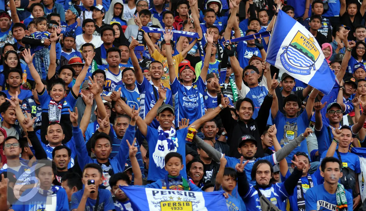 Euforia suporter Maung Bandung menyaksikan laga Persib melawan PBFC di Stadion Si Jalak Harupat, Bandung, Sabtu (26/9/2015). Persib unggul 2-1 dan lolos ke Semifinal Piala Presiden 2015. (Liputan6.com/Helmi Fithriansyah)